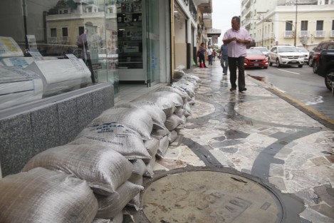 Los dueños de negocios del centro histórico de Veracruz, colocan barricadas para evitar que la acumulación de aguas de lluvia que pudiera traer el huracán Franklin ingrese a los locales comerciales.