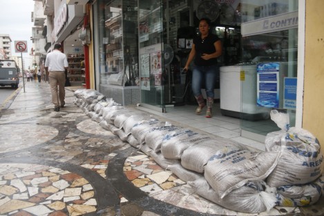 Los dueños de negocios del centro histórico de Veracruz, colocan barricadas para evitar que la acumulación de aguas de lluvia que pudiera traer el huracán Franklin ingrese a los locales comerciales.
