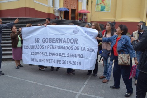 Jubilados y pensionados de la SEV exigieron el pago del seguro de retiro, debido a que este no ha sido entregado a los ex trabajadores pese a haberr sido descontado de su cheque cuando se encontraban en servicio. 