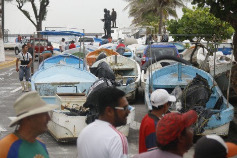 El bulevar Ávila Camacho fue cerrado a la altura del muelle de pescadores debido a las maniobras para sacar en su totalidad las lanchas del mar ante la llegada de la tormenta Franklin.