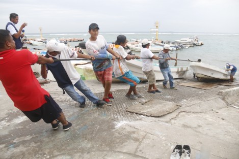 El bulevar Ávila Camacho fue cerrado a la altura del muelle de pescadores debido a las maniobras para sacar en su totalidad las lanchas del mar ante la llegada de la tormenta Franklin.