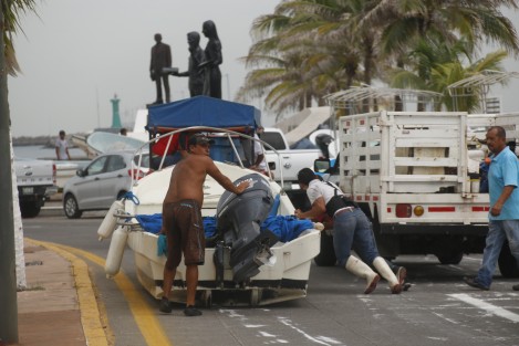 El bulevar Ávila Camacho fue cerrado a la altura del muelle de pescadores debido a las maniobras para sacar en su totalidad las lanchas del mar ante la llegada del huracán Franklin.