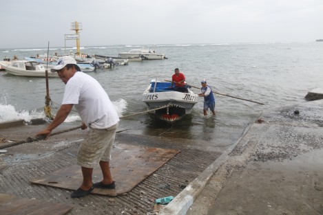 El bulevar Ávila Camacho fue cerrado a la altura del muelle de pescadores debido a las maniobras para sacar en su totalidad las lanchas del mar ante la llegada del huracán Franklin.