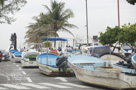 El bulevar Ávila Camacho fue cerrado a la altura del muelle de pescadores debido a las maniobras para sacar en su totalidad las lanchas del mar ante la llegada del huracán Franklin.