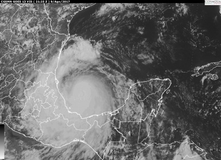 Franklin se convierte en el primer huracán de la temporada 2017 en el océano Atlántico. A las 16:00 h de hoy, su centro se localizó aproximadamente a 280 km al este-sureste de Tuxpan, Ver., y a 170 km al noreste de Veracruz, Ver., desplazándose a razón de 19 km/h con rumbo al oeste y con viento máximos sostenidos de 120 km/h y rachas de 150 km/h. 