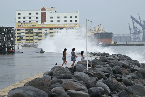 Fuerte oleaje provoca la entrada de Franklin a Veracruz. 