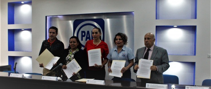 La diputada Cinthya Lobato ratificó su compromiso de buscar alternativas para evitar que los jóvenes abandonen sus estudios por cuestiones económicas. Por lo que firmó acuerdos para nuevos acuerdos para brindar becas con la Universidad Hernán Cortés; la Universidad del Golfo de México, Campus Xalapa; la Escuela de Estudios Superiores Calmecac; el Instituto de Estudios Universitarios del Estado de Veracruz y el Instituto de Capacitación de Recursos Humanos. 