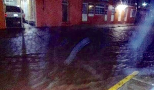 Tras el paso del huracán Franklin por territorio veracruzano, Coacaotzintla amanece con el río desbordado, el agua entró en algunas casas. 