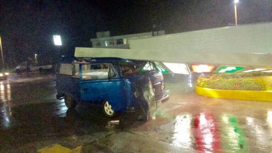 En Martínez de la Torre cayó el techo de la gasolinera ubicada en la entrada al  Puente Mayoral.