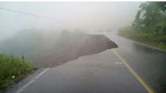 Socavón en la carretera Xalapa-Alto Lucero.
