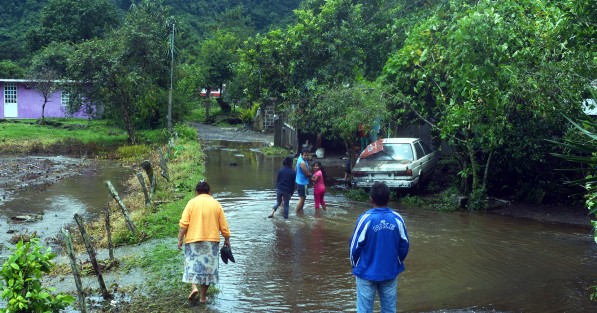 Con el desbordamiento del río El Aguacate, algunos de los habitantes de Coacoatzintla se vieron afectados por algunas horas, ya que no se pudo utilizar la carretera Xalapa -Naolinco, debido al crecimiento de esta corriente. 
