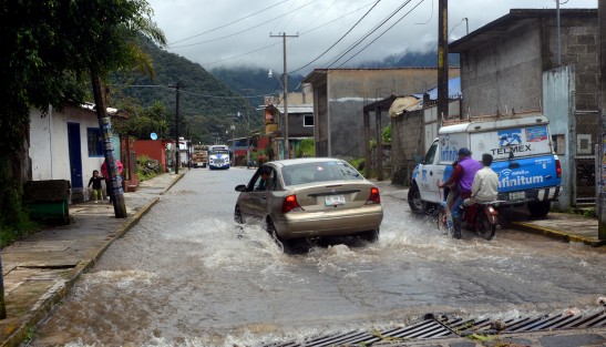 Con el desbordamiento del río El Aguacate, algunos de los habitantes de Coacoatzintla se vieron afectados por algunas horas, ya que no se pudo utilizar la carretera Xalapa -Naolinco, debido al crecimiento de esta corriente. 
