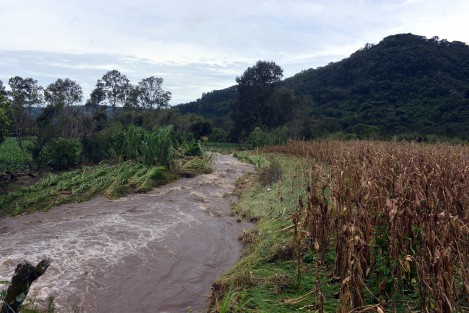 A habitantes de la comunidad La Ciniza les llegó el agua al patio de sus casas, sin  embargo no pasó a mayores.
