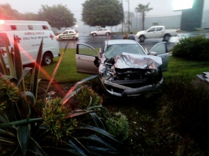 Aparatoso accidente automovilístico se registró esta mañana en la avenida Lázaro Cárdenas a la altura de Plaza Américas, donde un automóvil chocó contra un autobús del Servicio Urbano de Xalapa, no se reportan lesionados solo daños materiales. 