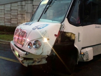 Aparatoso accidente automovilístico se registró esta mañana en la avenida Lázaro Cárdenas a la altura de Plaza Américas, donde un automóvil chocó contra un autobús del Servicio Urbano de Xalapa, no se reportan lesionados solo daños materiales.