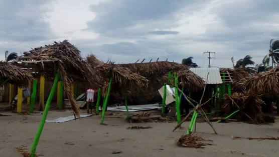 Las intensas lluvias acompañadas por las rachas violentas de aire que traía a su paso el huracán Franklin por la región norveracruzana, dejaron severos daños materiales en hoteles, viviendas, restaurantes así como en la zona de playas en la zona denominada como Costa Esmeralda. 