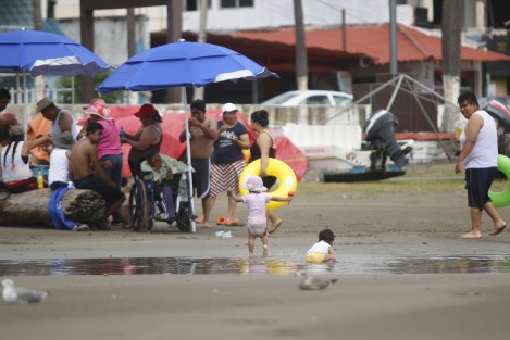 Luego del paso del huracán Franklin, las playas fueron reabiertas a los bañistas quienes se aprestaron a disfrutar de las aguas del Golfo de México en la conurbación Veracruz- Boca del Río. .