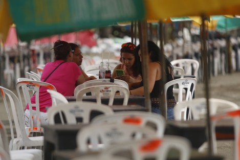 Luego del paso del huracán Franklin, las playas fueron reabiertas a los bañistas quienes se aprestaron a disfrutar de las aguas del Golfo de México en la conurbación Veracruz- Boca del Río. .