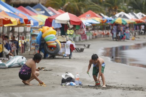 Luego del paso del huracán Franklin, las playas fueron reabiertas a los bañistas quienes se aprestaron a disfrutar de las aguas del Golfo de México en la conurbación Veracruz- Boca del Río. .