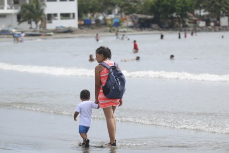 Luego del paso del huracán Franklin, las playas fueron reabiertas a los bañistas quienes se aprestaron a disfrutar de las aguas del Golfo de México en la conurbación Veracruz- Boca del Río. .