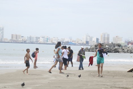 Luego del paso del huracán Franklin, las playas fueron reabiertas a los bañistas quienes se aprestaron a disfrutar de las aguas del Golfo de México en la conurbación Veracruz- Boca del Río. .