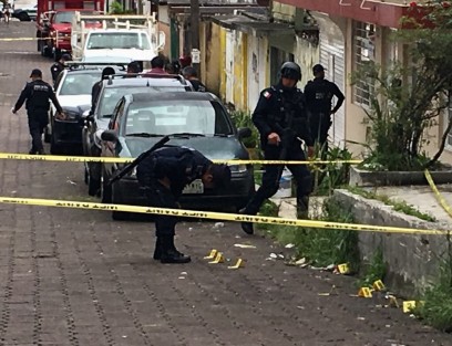 Elcomerciante que fuera baleado la tarde de este jueves en las cercaníasde Salón Bazar de Xalapa, murió cuando era atendido en un hospital. Trascendió que ya había presentado una denuncia por extorsión ante las autoridades, misa que al parecer no pudieron atender oportunamente.  