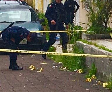 Elcomerciante que fuera baleado la tarde de este jueves en las cercaníasde Salón Bazar de Xalapa, murió cuando era atendido en un hospital. Trascendió que ya había presentado una denuncia por extorsión ante las autoridades, misa que al parecer no pudieron atender oportunamente.  