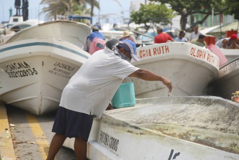 Lancheros de la zona del muelle de pescadores, iniciaron la reparación de las embarcaciones que resultaron afectadas luego de ser arrastradas de la playa al bulevar para resguardarlas del huracán Franklin. 