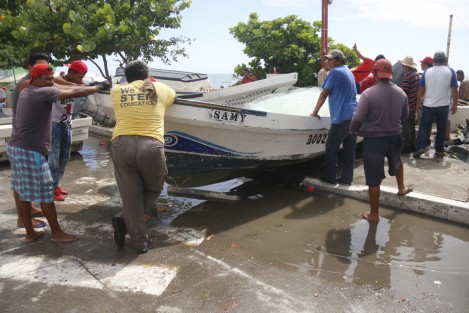 Lancheros de la zona del muelle de pescadores, iniciaron la reparación de las embarcaciones que resultaron afectadas luego de ser arrastradas de la playa al bulevar para resguardarlas del huracán Franklin. Los afectados indicaron que las lanchas averiadas son 30 y cuesta entre 2 y 3 mil pesos reparar cada una.