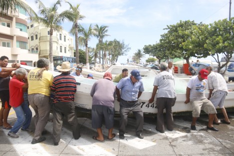 Lancheros de la zona del muelle de pescadores, iniciaron la reparación de las embarcaciones que resultaron afectadas luego de ser arrastradas de la playa al bulevar para resguardarlas del huracán Franklin. Los afectados indicaron que las lanchas averiadas son 30 y cuesta entre 2 y 3 mil pesos reparar cada una.