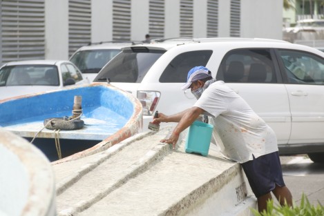 Lancheros de la zona del muelle de pescadores, iniciaron la reparación de las embarcaciones que resultaron afectadas luego de ser arrastradas de la playa al bulevar para resguardarlas del huracán Franklin. Los afectados indicaron que las lanchas averiadas son 30 y cuesta entre 2 y 3 mil pesos reparar cada una.