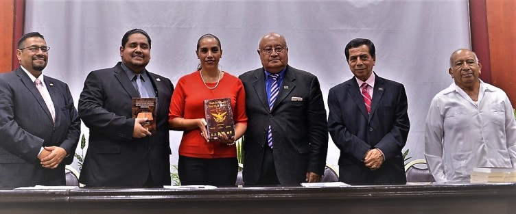 En el Palacio Legislativo se presentaron los libros conmemorativos del centenario de la Constitución Política de los Estados Unidos Mexicanos: Constitución Política de los Estados Unidos Mexicanos, comentada conmemorativa de los 100 años de su promulgación y <em>100 años de promulgación y vigencia de la Constitución Política de los Estados Unidos Mexicanos</em>, trabajo de los investigadores Carlos García Méndez, José Lorenzo Álvarez Montero y Carlos Antonio Vázquez Azuara.   