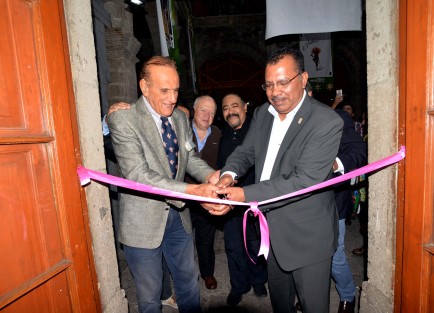 En corte de listón participaron Arturo de Yépez de Puerto Rico, Pedro Sol, Alberto Morales y Marcos Cruz <em>Tlacuilo</em>. 