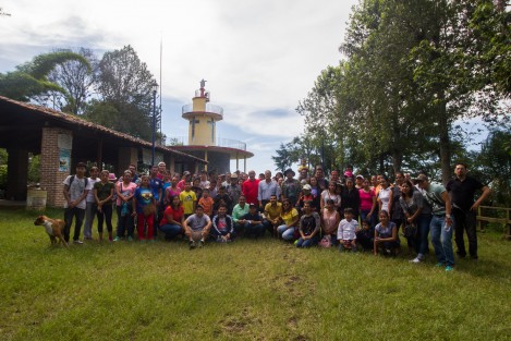 Alrededor de 70 personas se dieron cita para iniciar una caminata al Cerro de Las Culebras donde conocieron a grandes rasgos el origen de este Pueblo Mágico y disfrutaron de la vista panóramica que se aprecia desde su mirador.
