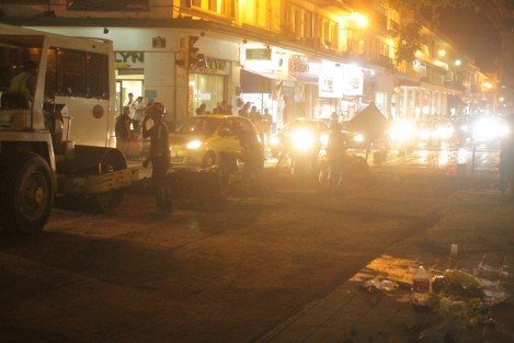 Aceleran los trabajos de repavimentación en la avenida Enríquez de Xalapa. La noche de este sábado los constructores seguían laborando. 