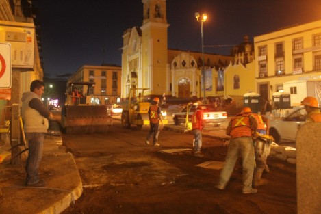 Aceleran los trabajos de repavimentación en la avenida Enríquez de Xalapa. La noche de este sábado los constructores seguían laborando. 