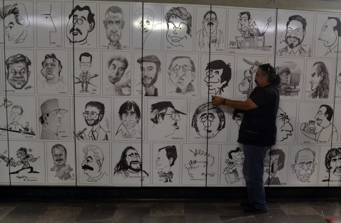 El caricaturista, fotógrafo y presidente de la Sociedad Veracruzana de caricaturistas, Alberto Morales <em>BetoGato</em>, recorrió  la exposición.