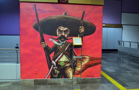 Varias caricaturas del héroe revolucionario, Emiliano Zapata, ocupan los andadores de esa estación de metro de la  CDMX. 