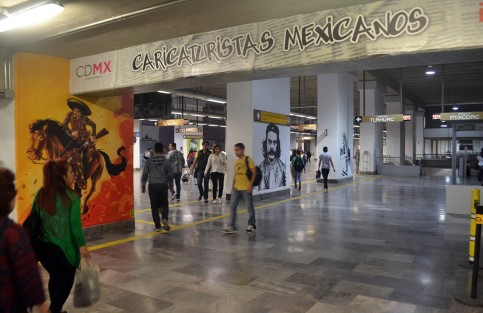 Varias caricaturas del héroe revolucionario, Emiliano Zapata, ocupan los andadores de esa estación de metro de la  CDMX. 