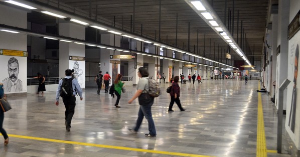 Varias caricaturas del héroe revolucionario, Emiliano Zapata, ocupan los andadores de esa estación de metro de la  CDMX. 