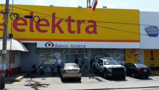Continúan los asaltos en el municipio de Boca del Río en fin de semana. Este domingo sujetos armados se llevaron varios miles de pesos de la tienda Elektra de la colonia Nueva Era. 