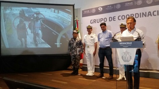 El gobernador Miguel Ángel Yunes informó que se tiene identificados a los asesinos de la ginecóloga en Martínez de la Torre, Ver.. Dio a conocer las imagenes e informó que se ofrece un mdp de recompensa  por ellos. 