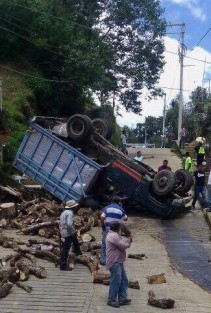 Un camión cargado de troncos volcó en la calle Ignacio Aldama de la colonia Dolores Hidalgo de Xalapa, este domingo. Al parecer el peso de la carga venció al vehículo.