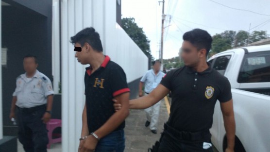 El   presunto sicario  responde al nombre de Jerson  N.,  de 22 años de edad, quien  fue puesto  a disposición  del Juzgado de Control Regional adscrito en Pacho Viejo, por homicidios cometidos en agravio de comerciantes en Xalapa, de acuerdo con la causa penal número  180/2017.
