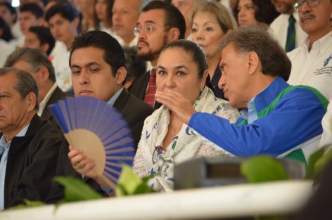 La Rectora de la UV, Sara Ladrón de Guevara, acompañada por el Gobernador Miguel Ángel Yunes y autoridades educativas y municipales, dieron la bienvenida a cientos de jóvenes que hoy acudieron al Nido de los Halcones para dar inicio oficial al ciclo escolar 2017 - 2018 en la Máxima Casa de  Estudios de Veracruz.