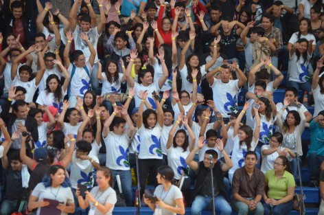 La Rectora de la UV, Sara Ladrón de Guevara, acompañada por el Gobernador Miguel Ángel Yunes y autoridades educativas y municipales, dieron la bienvenida a cientos de jóvenes que hoy acudieron al Nido de los Halcones para dar inicio oficial al ciclo escolar 2017 - 2018 en la Máxima Casa de  Estudios de Veracruz.