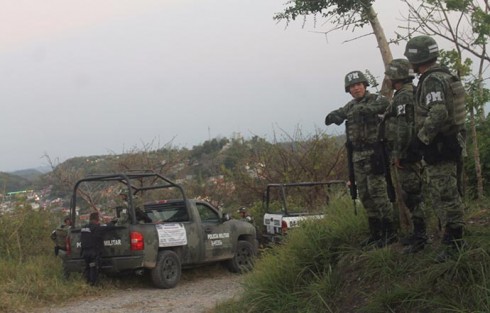 Varios delincuentes se enfrentaron con elementos policiales, el saldo fue un policía herido, el cual ingresó al hospital de Entabladero debido a que presentaba un impacto de arma de fuego.