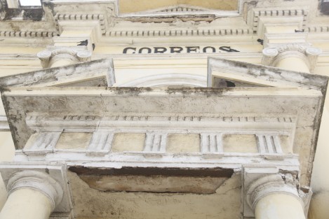 El director del centro histórico de Veracruz, Manolo Ruiz Falcón, lamentó que parte del edificio que alberga las oficinas de Correos de México, se encuentre en pésimas condiciones bajo el argumento de que la empresa no tiene dinero ni para la pintura de la fachada. 