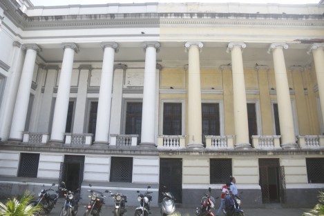 El director del centro histórico de Veracruz, Manolo Ruiz Falcón, lamentó que parte del edificio que alberga las oficinas de Correos de México, se encuentre en pésimas condiciones bajo el argumento de que la empresa no tiene dinero ni para la pintura de la fachada. 