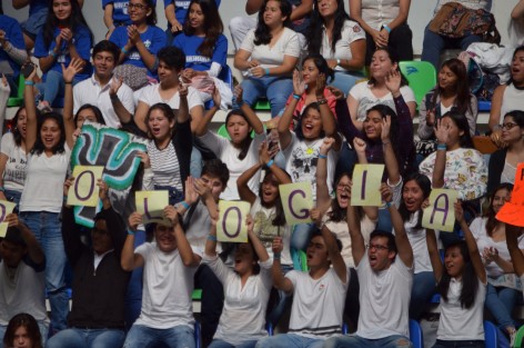 La Universidad Veracruzana (UV) y su comunidad académica, administrativa, artística y estudiantil dieron la bienvenida a más de 16 mil jóvenes que ingresaron a sus programas de estudio para el ciclo 2017-2018 en eventos multitudinarios celebrados en las cinco regiones universitarias de manera simultánea.
